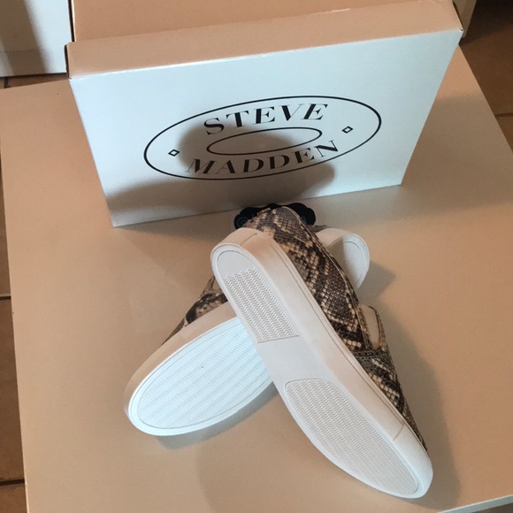 Steve Madden Slip ons - Picture 4 of 7